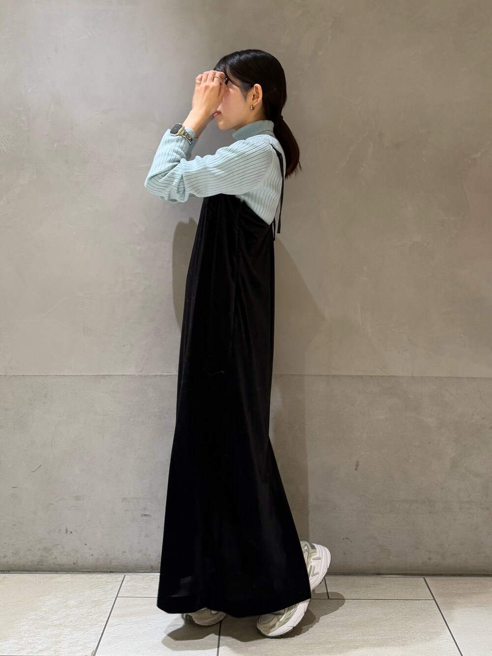 ブルー系のニット/セーター、ブラック系のワンピースを着用したレディースの冬コーディネートの3枚目の写真