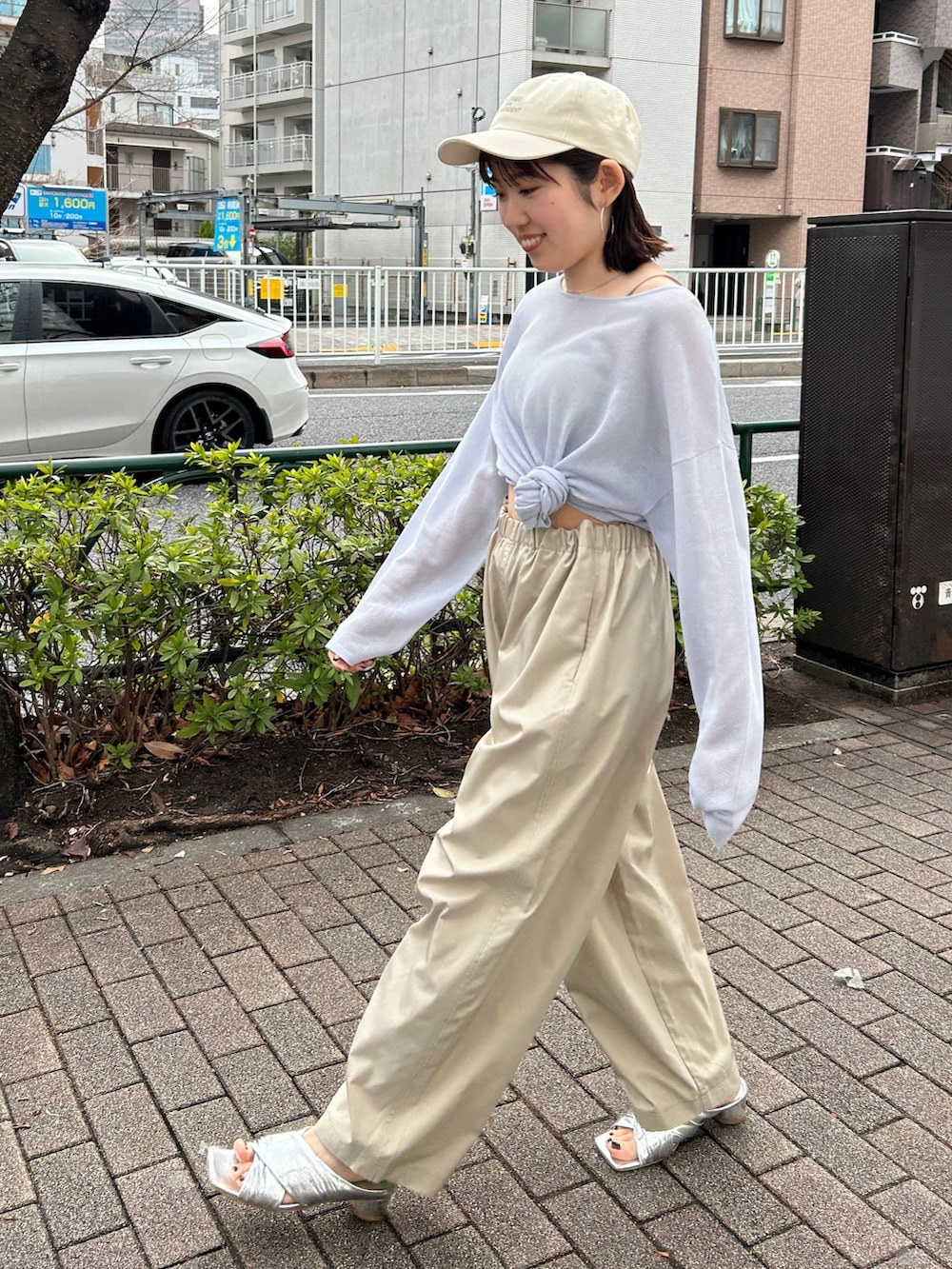 シルバー系のサンダル、グレー系のキャミソール、ブルー系のニット/セーターを着用したレディースの春コーディネートの4枚目の写真