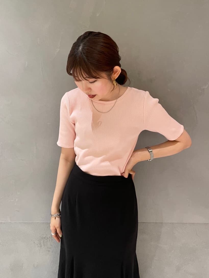 ブラック系のサンダル、ブラック系のスカート、ピンク系のTシャツ/カットソーを着用したレディースの夏コーディネートの3枚目の写真