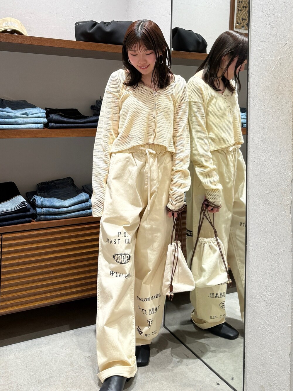 ホワイト系のその他パンツ、ホワイト系のカーディガン/ボレロ、ブラック系のサンダルを着用したレディースの春コーディネートの2枚目の写真
