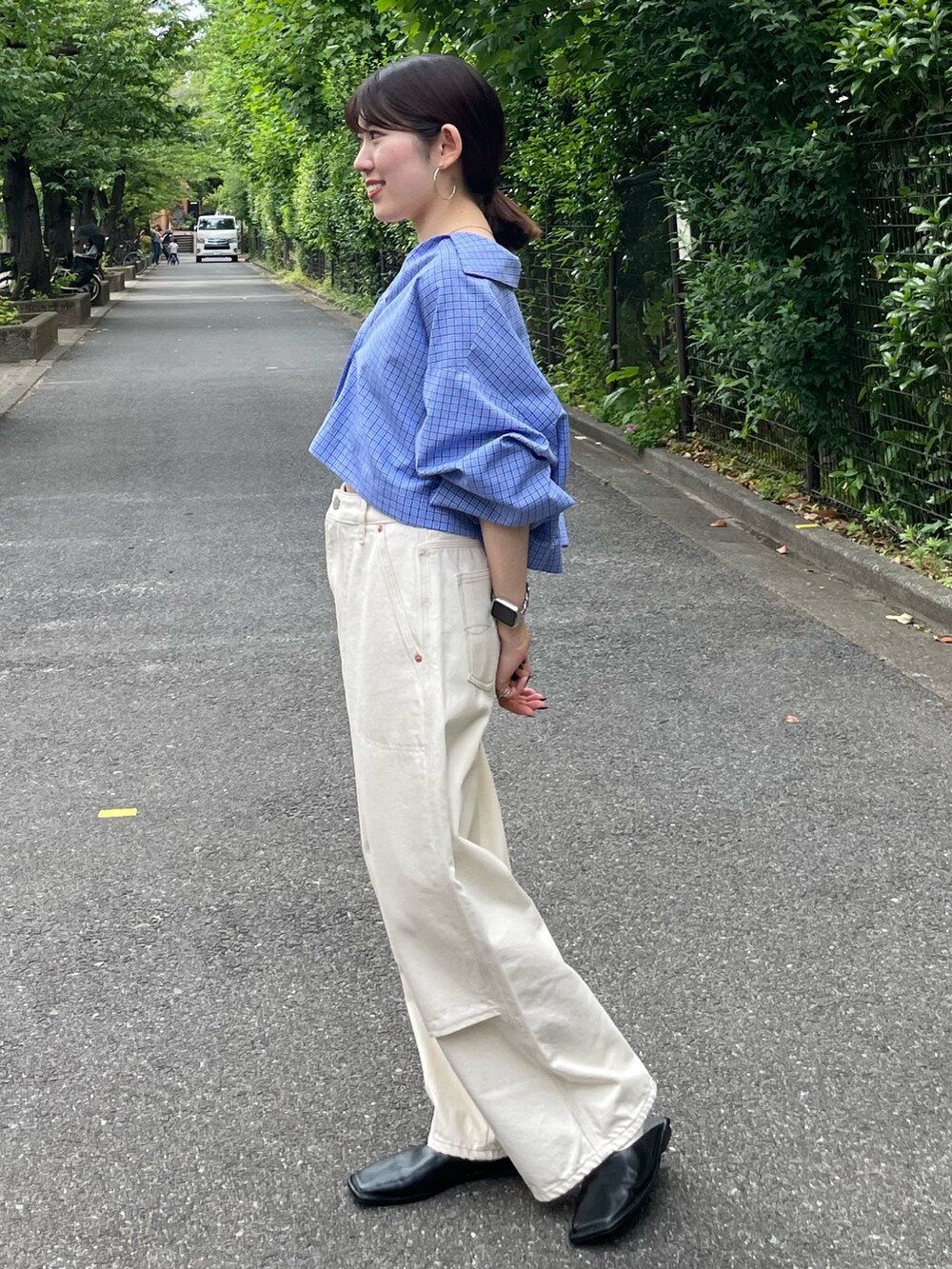 その他のシャツ/ブラウス、ホワイト系のデニムパンツ、ブラック系のローファーを着用したレディースの秋コーディネートの3枚目の写真