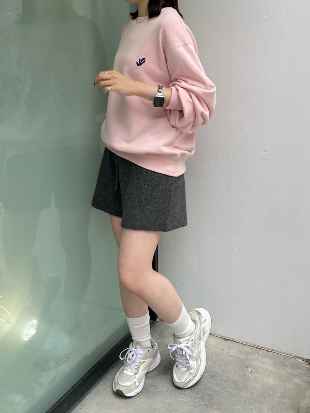 ピンク系のスウェット、グレー系のその他パンツを着用したレディースの秋コーディネートの5枚目の写真