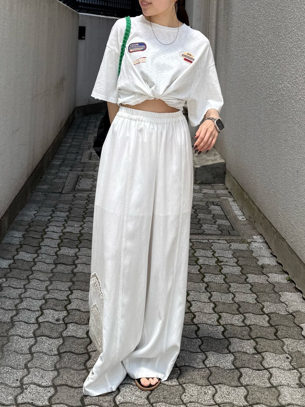 ホワイト系のその他パンツ、ブラック系のバックパック/リュック、ホワイト系のTシャツ/カットソーを着用したレディースの夏コーディネートの2枚目の写真