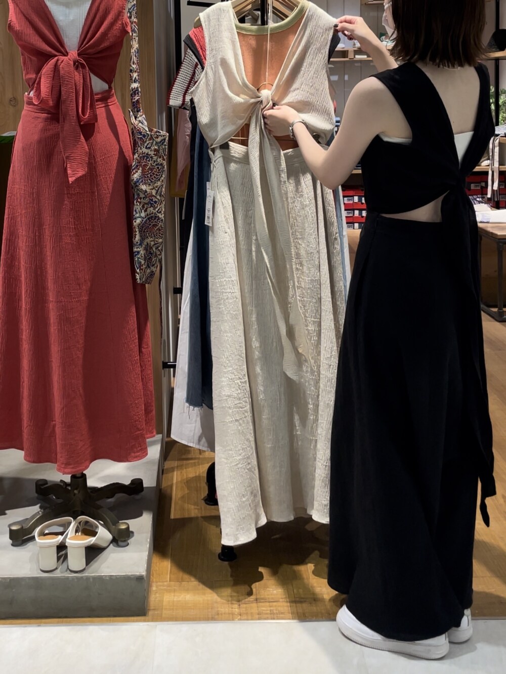 ブラック系のワンピースを着用したレディースの夏コーディネートの2枚目の写真