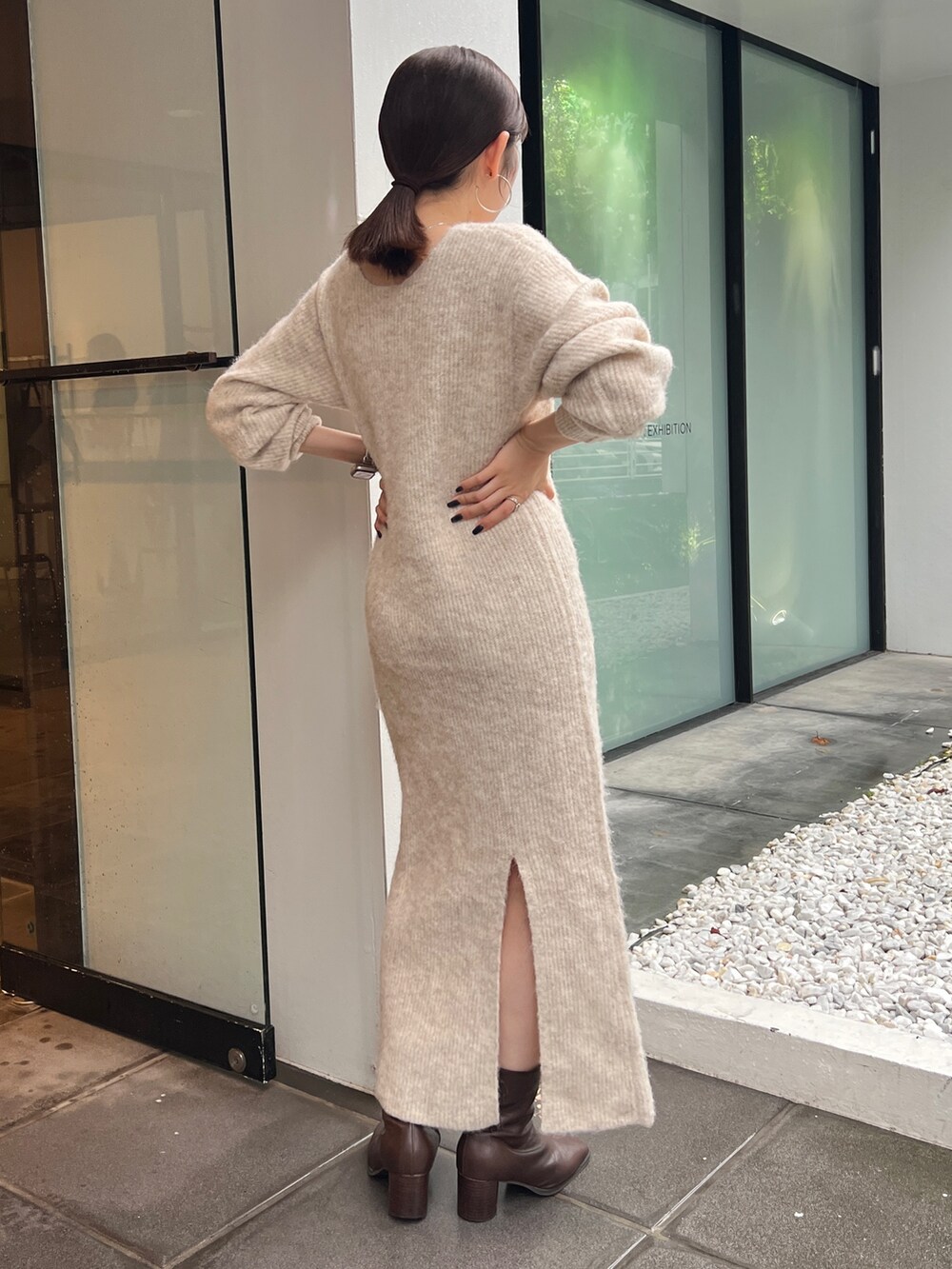 ブラウン系のブーツ、ベージュ系のワンピースを着用したレディースの秋コーディネートの4枚目の写真