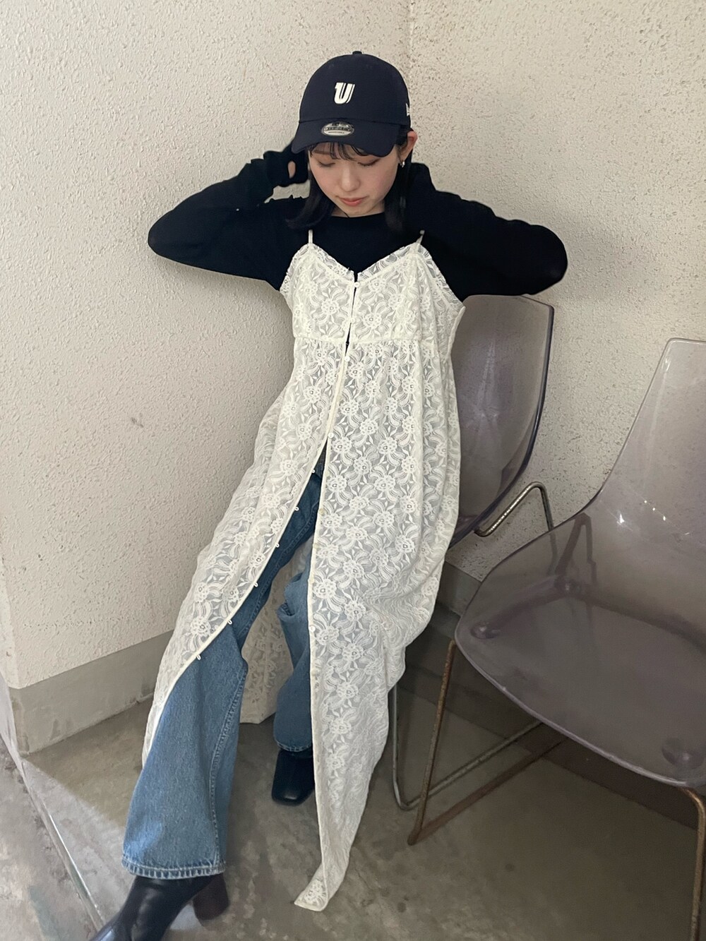 ホワイト系のワンピース、ブラック系のTシャツ/カットソー、ブラック系のブーツを着用したレディースの秋コーディネートの7枚目の写真