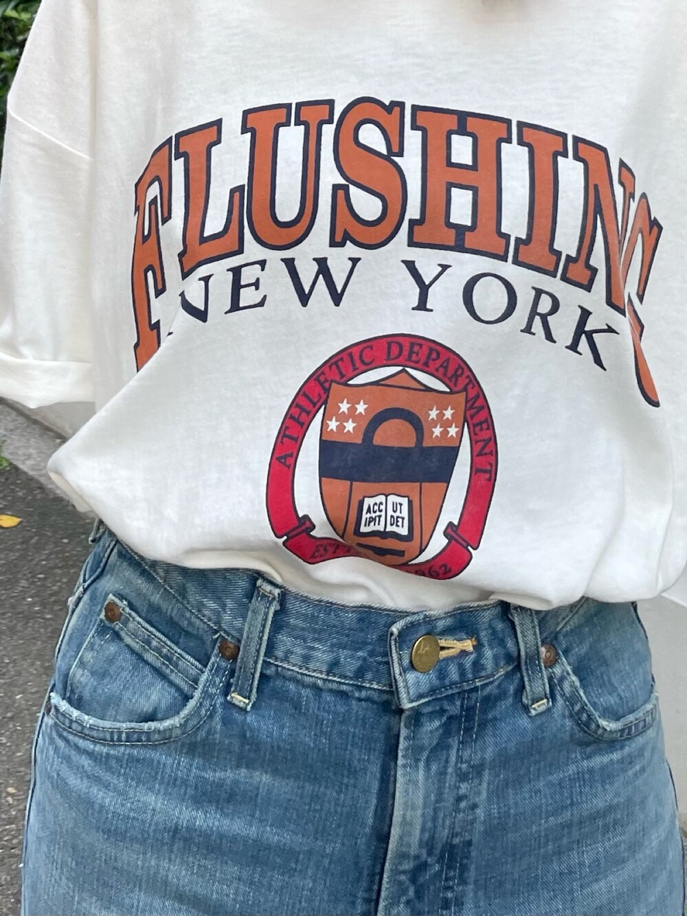 ホワイト系のTシャツ/カットソー、ブルー系のハンドバッグ、ブルー系のデニムパンツを着用したレディースの夏コーディネートの6枚目の写真