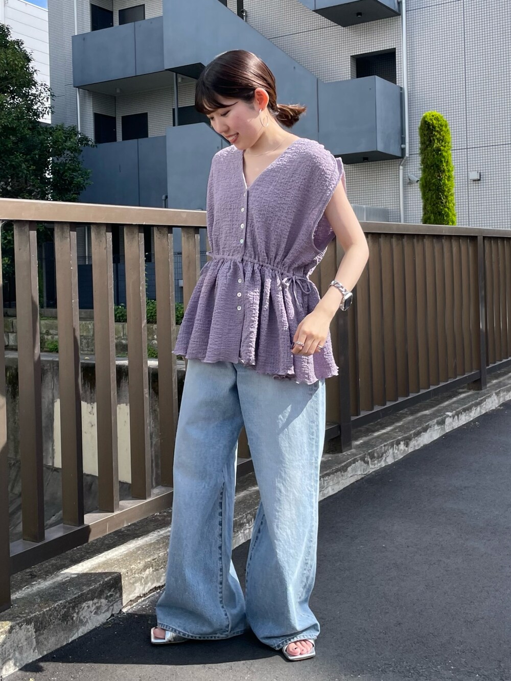シルバー系のサンダル、グレー系のキャミソール、パープル系のシャツ/ブラウスを着用したレディースの夏コーディネートの4枚目の写真