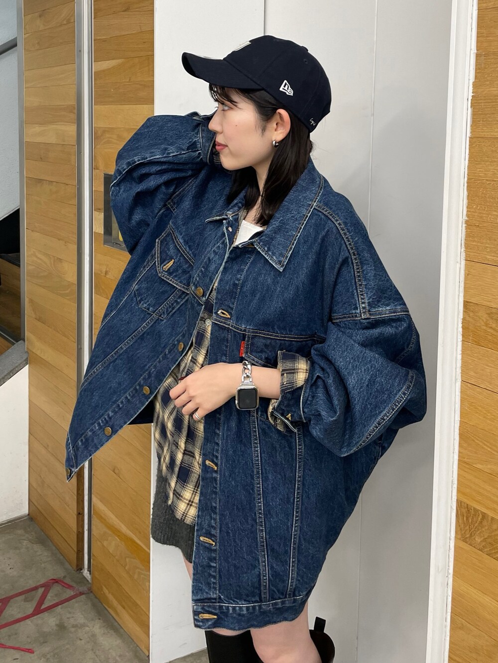 ブラック系のブーツ、グレー系のその他パンツ、ブルー系のシャツ/ブラウスを着用したレディースの秋コーディネートの2枚目の写真