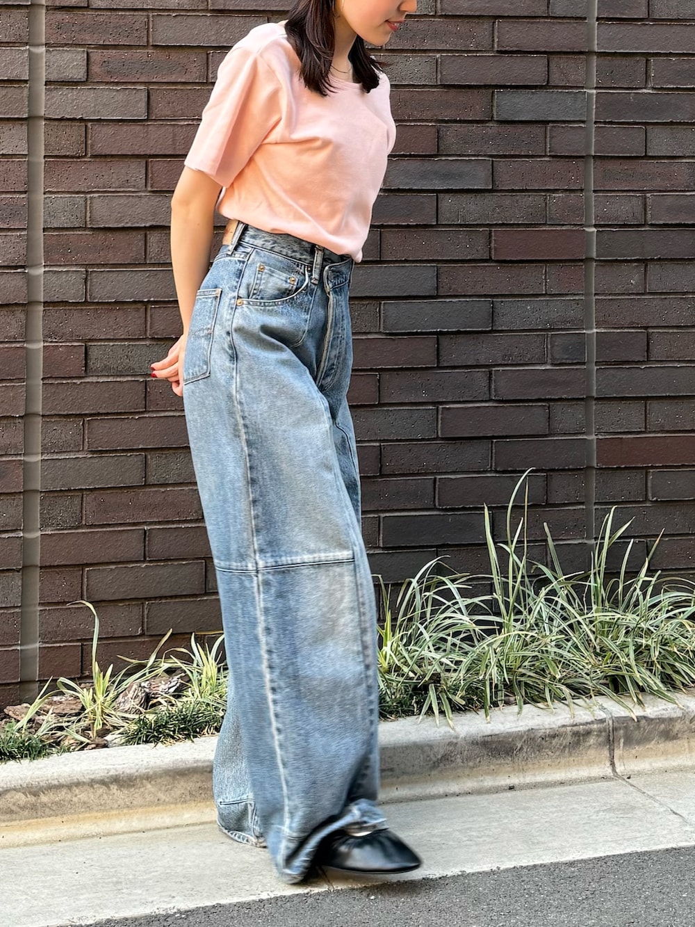 ピンク系のTシャツ/カットソー、ブルー系のデニムパンツ、ブラック系のバレエシューズを着用したレディースの夏コーディネートの4枚目の写真