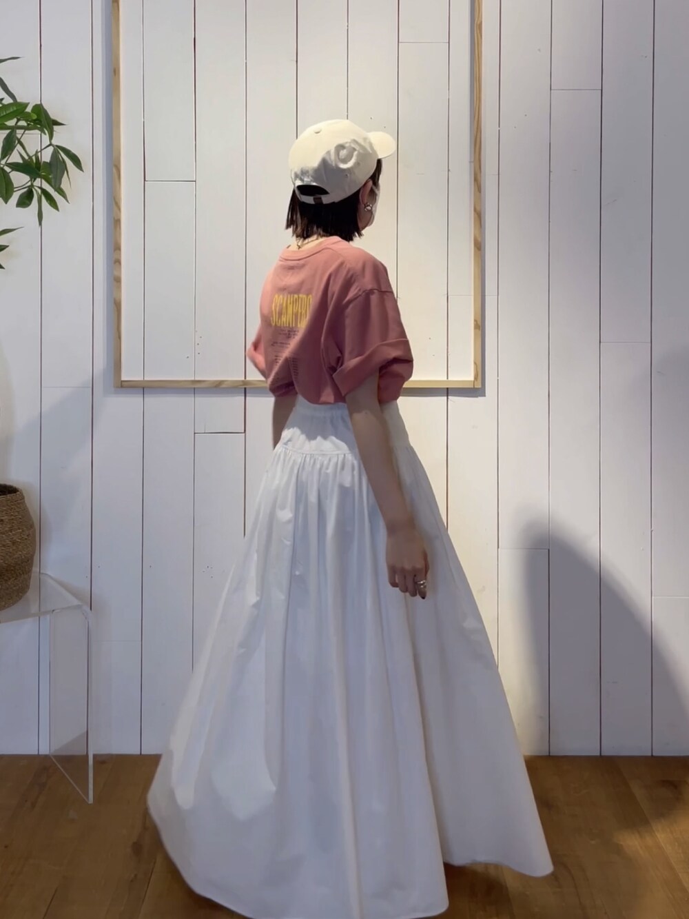 ホワイト系のスカート、ピンク系のTシャツ/カットソーを着用したレディースの春コーディネートの2枚目の写真