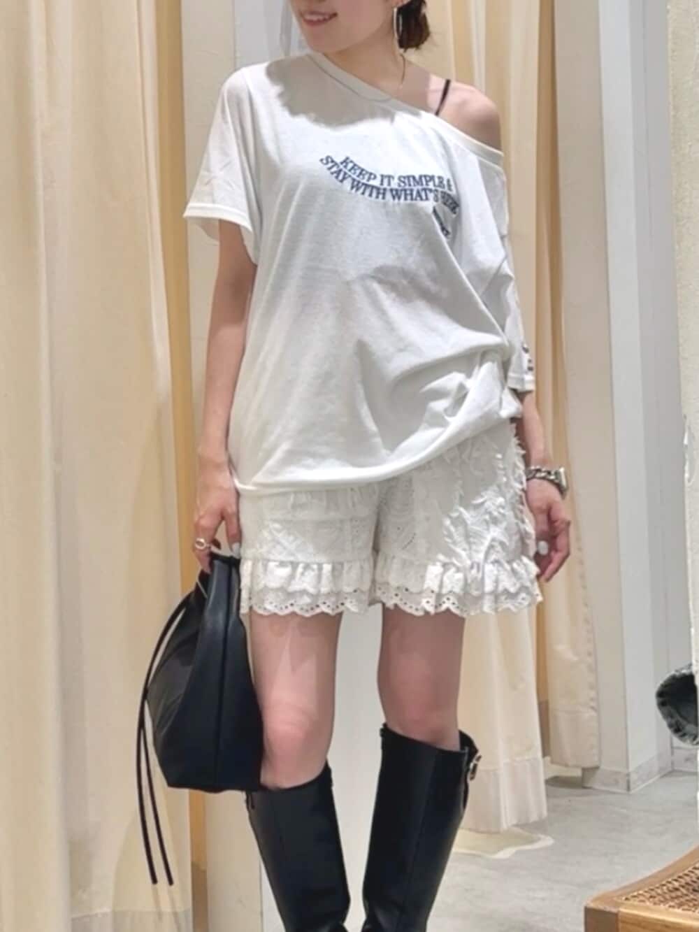 ホワイト系のその他パンツ、ホワイト系のTシャツ/カットソー、ブラック系のハンドバッグを着用したレディースの夏コーディネートの6枚目の写真