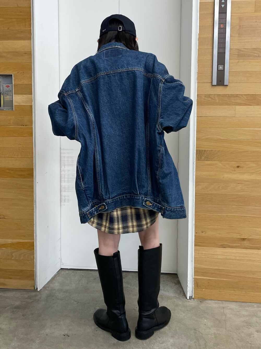 ブラック系のブーツ、グレー系のその他パンツ、ブルー系のシャツ/ブラウスを着用したレディースの秋コーディネートの7枚目の写真