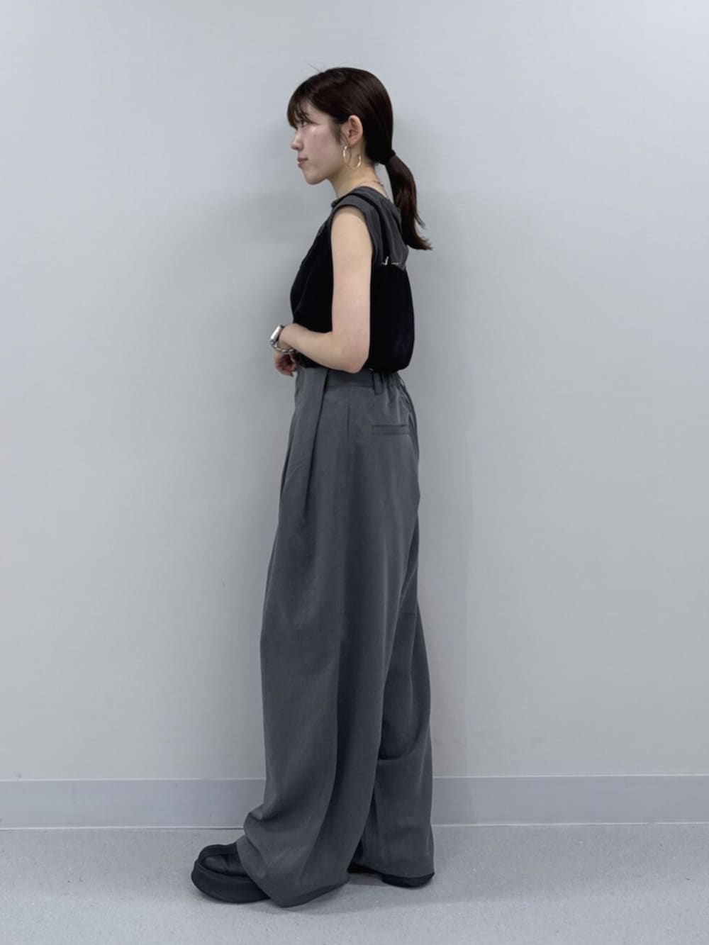 ブラック系のキャミソール、ブルー系のその他パンツ、グレー系のタンクトップを着用したレディースの夏コーディネートの4枚目の写真