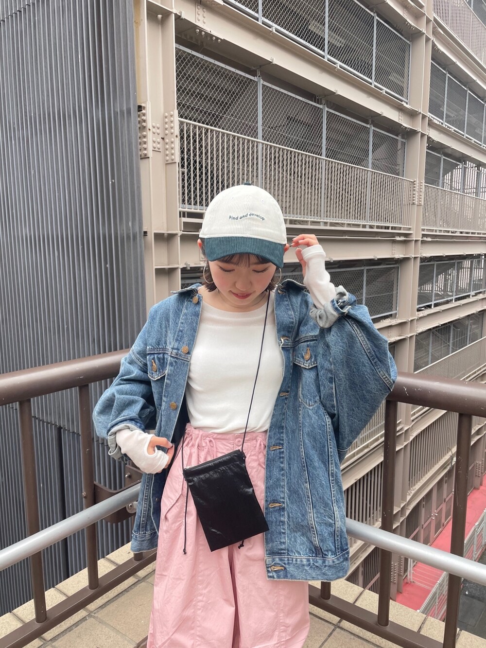 ブラック系のブーツ、ブルー系のデニムジャケット、ホワイト系のTシャツ/カットソーを着用したレディースの冬コーディネートの4枚目の写真