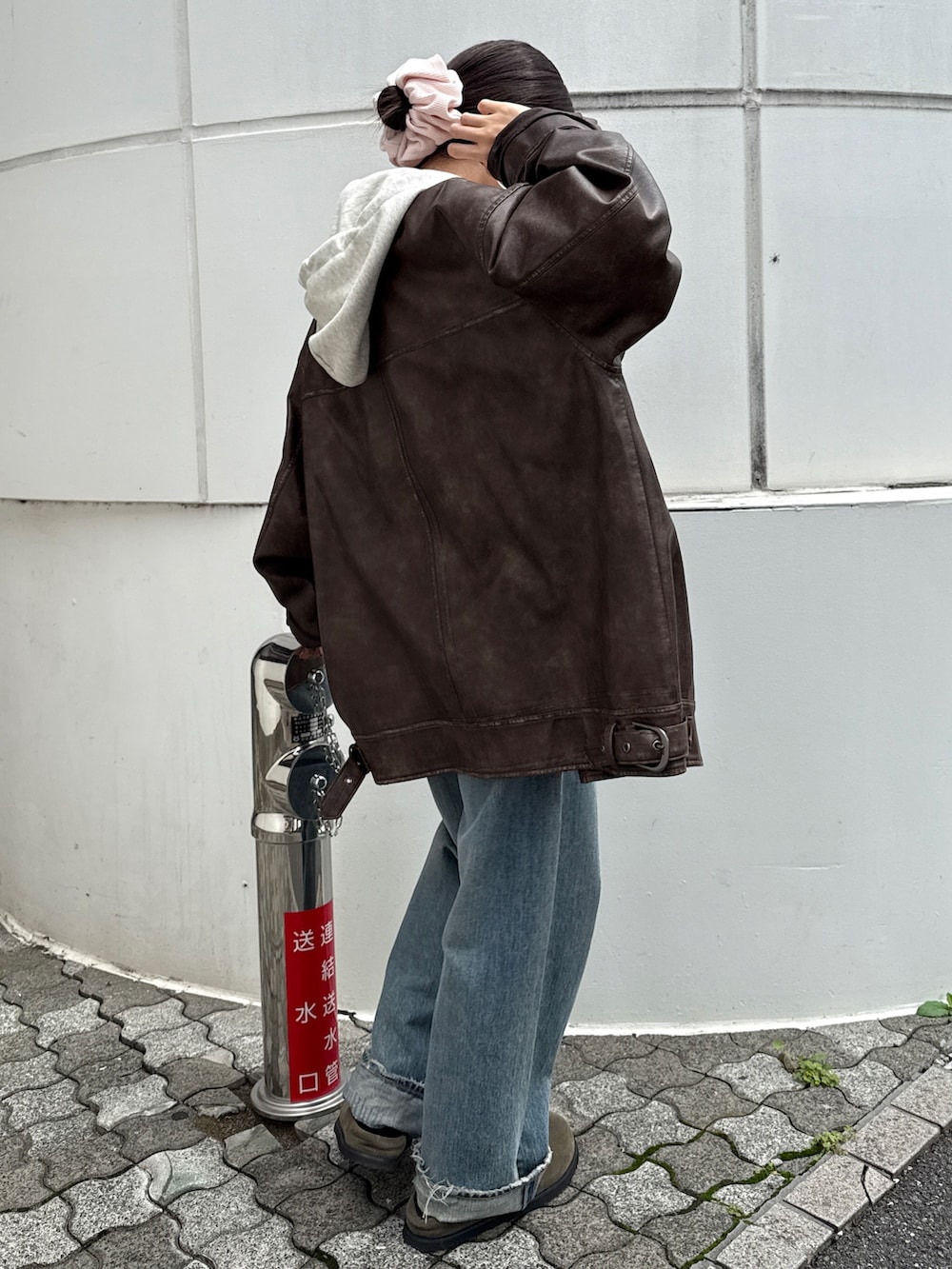 ブルー系のデニムパンツ、グリーン系のスリッポン、ホワイト系のパーカーを着用したレディースの秋コーディネートの3枚目の写真