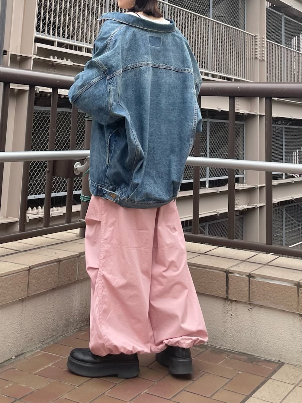 ブラック系のブーツ、ブルー系のデニムジャケット、ホワイト系のTシャツ/カットソーを着用したレディースの冬コーディネートの9枚目の写真