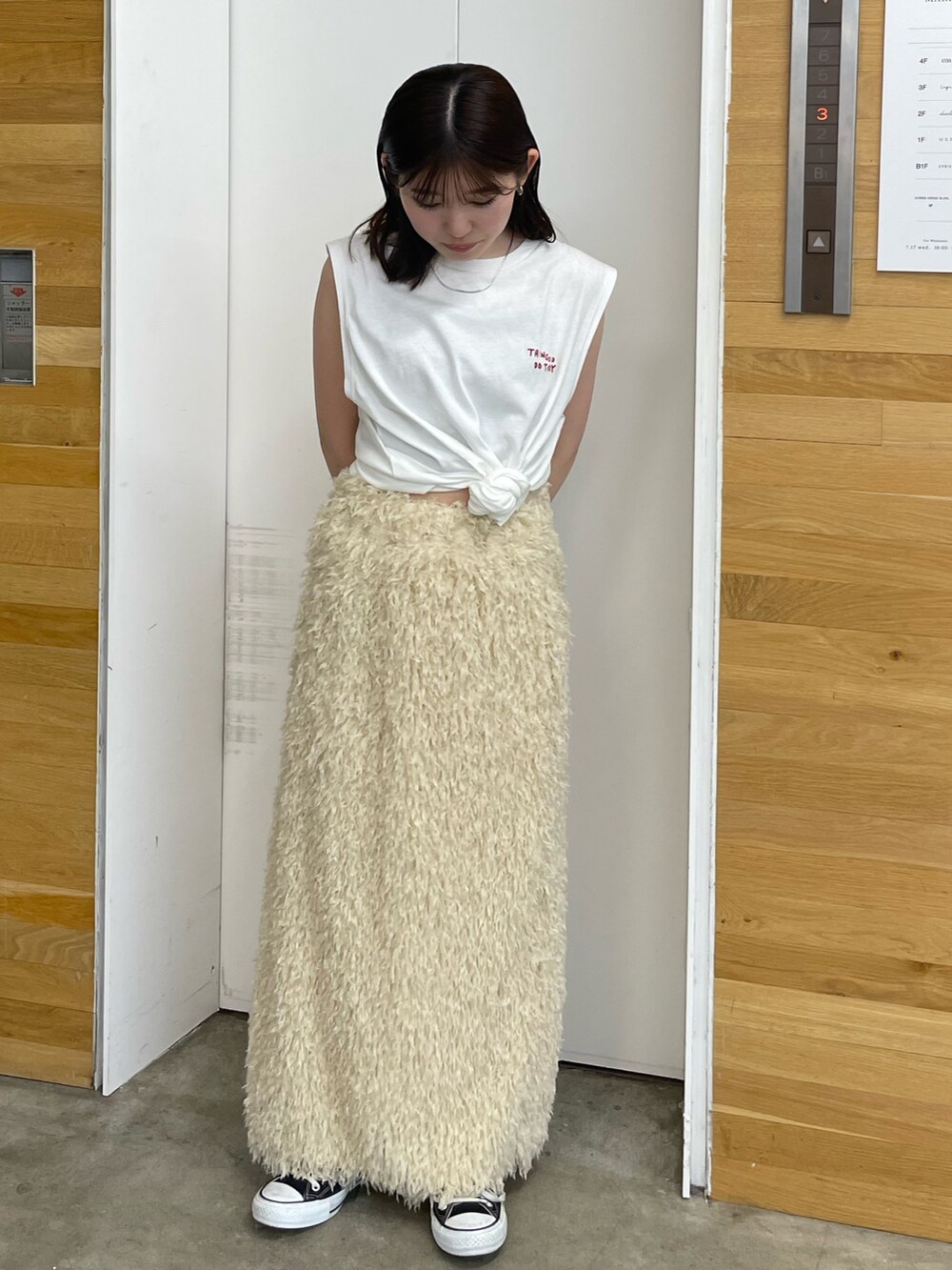 ホワイト系のTシャツ/カットソー、ホワイト系のスカートを着用したレディースの夏コーディネートの2枚目の写真