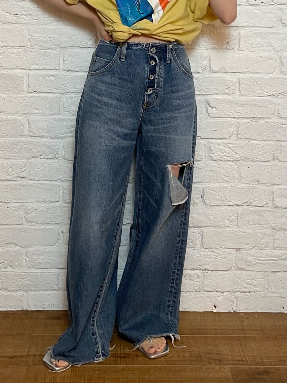 シルバー系のサンダル、ブルー系のデニムパンツ、イエロー系のTシャツ/カットソーを着用したレディースの夏コーディネートの5枚目の写真