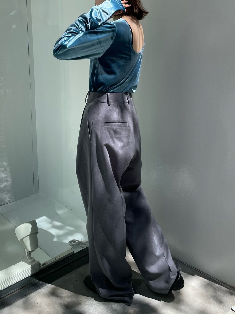 ブラック系のブーツ、ブラック系のハンドバッグ、ブルー系のTシャツ/カットソーを着用したレディースの秋コーディネートの2枚目の写真