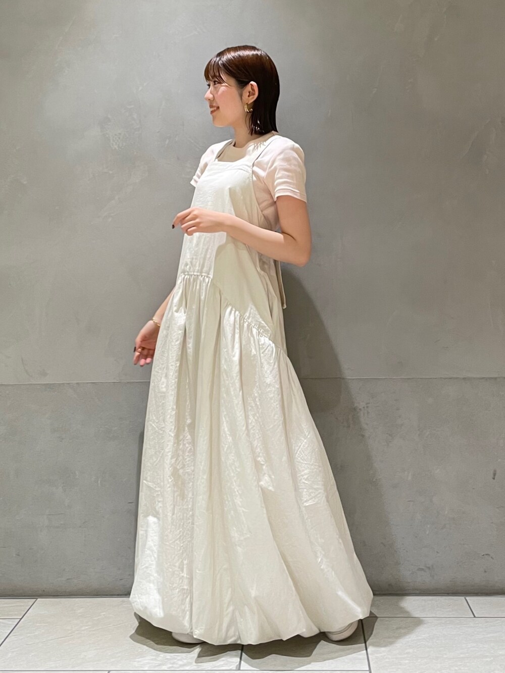 ホワイト系のワンピース、ピンク系のTシャツ/カットソーを着用したレディースの夏コーディネートの3枚目の写真