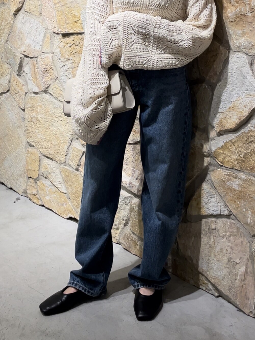 ホワイト系のショルダーバッグ、ホワイト系のニット/セーター、ホワイト系のキャミソールを着用したレディースの夏コーディネートの5枚目の写真