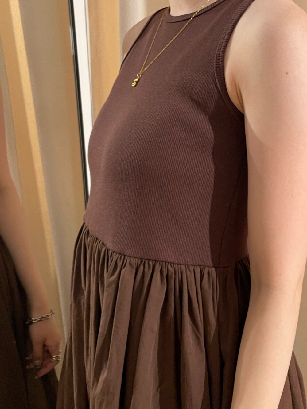 ホワイト系のキャミソール、ブラウン系のワンピース、ゴールド系のネックレスを着用したレディースの春コーディネートの6枚目の写真