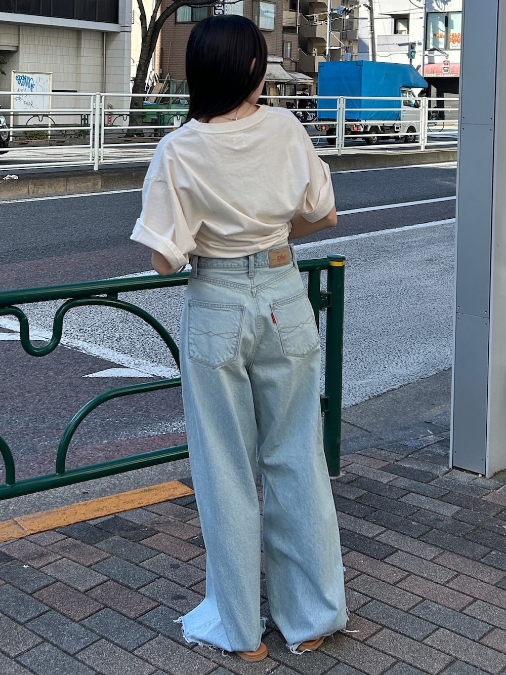 「デニムパンツ、デニムコーデ、デニム、Tシャツ、Tシャツ×デニム、Tシャツコーデ、カジュアルコーデ、カジュアル、カットオフ、カットオフデニム、バギーデニム、夏服コーデ、ゆるコーデ、夏ファッション、夏服」｜「Ungridのカットオフバギールーズデニム（デニムパンツ、ブルー系）」を使った、多田詩音さん（レディース・152cm）の夏コーディネートの5枚目の写真