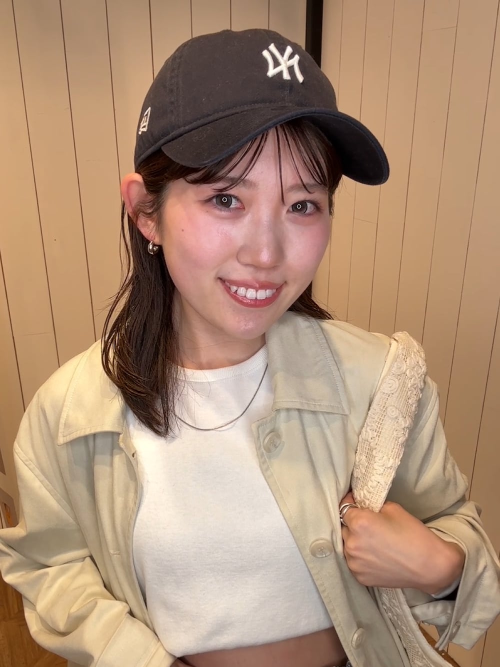 グレー系のスウェットパンツ、イエロー系のサンダル、ホワイト系のテーラードジャケットを着用したレディースの春コーディネートの2枚目の写真