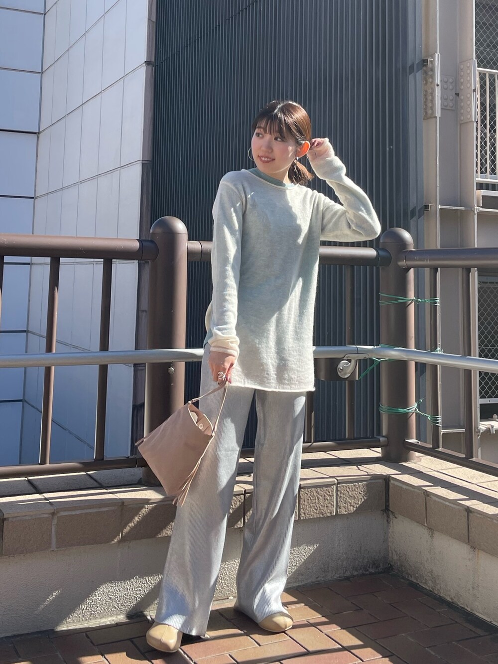 ベージュ系のブーツ、ブルー系のTシャツ/カットソー、ホワイト系のニット/セーターを着用したレディースの秋コーディネートの5枚目の写真