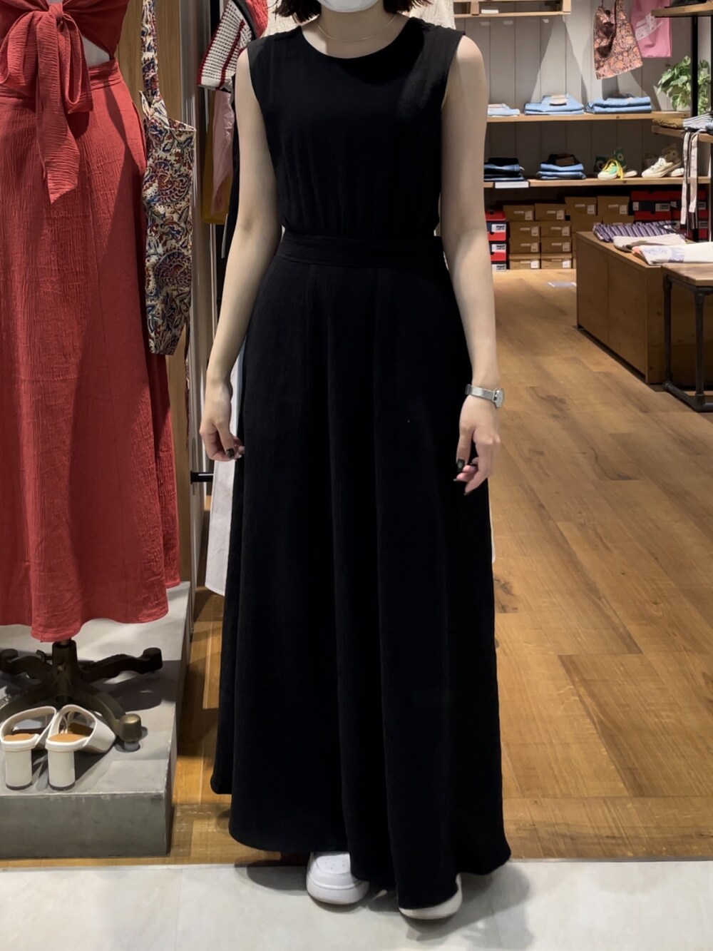 ブラック系のワンピースを着用したレディースの夏コーディネートの4枚目の写真