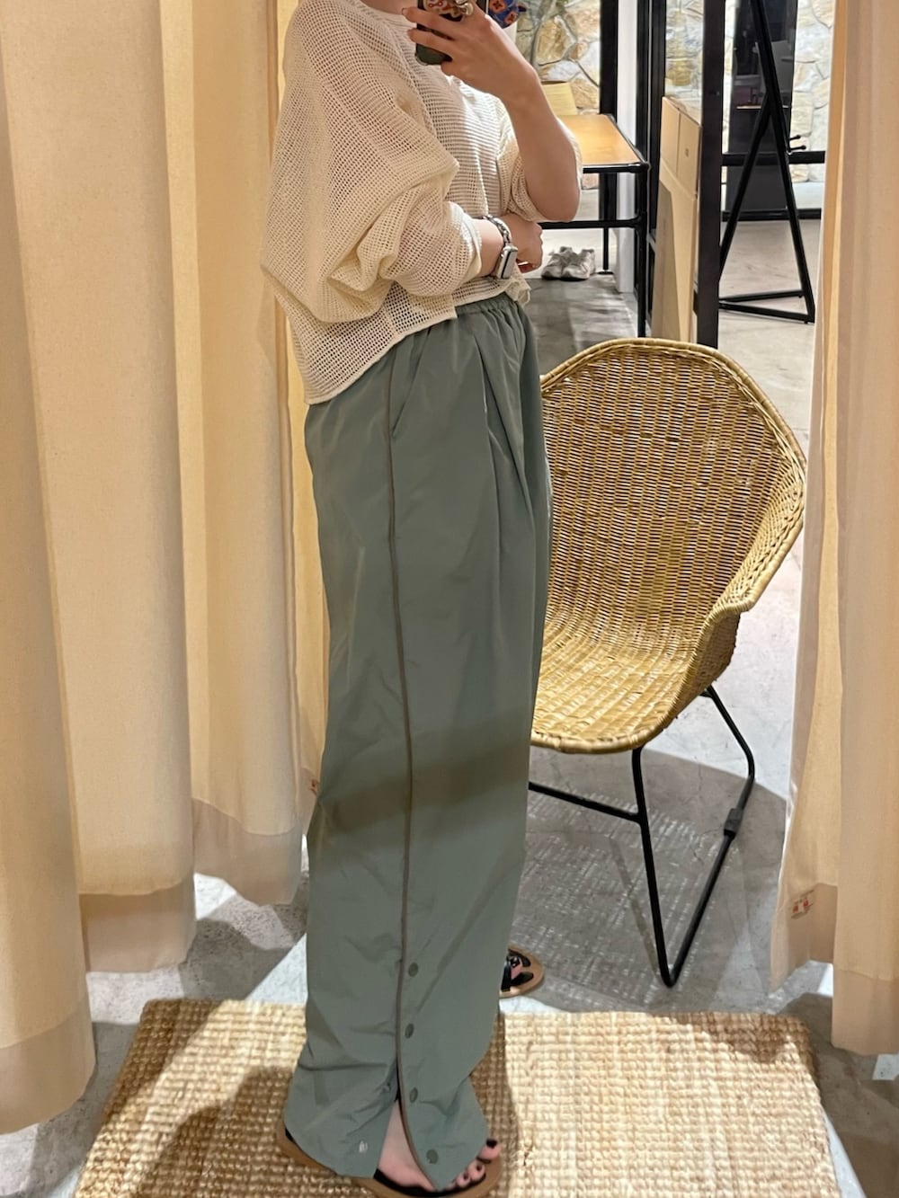 グレー系のキャミソール、ブラック系のサンダル、グリーン系のその他パンツを着用したレディースの春コーディネートの5枚目の写真