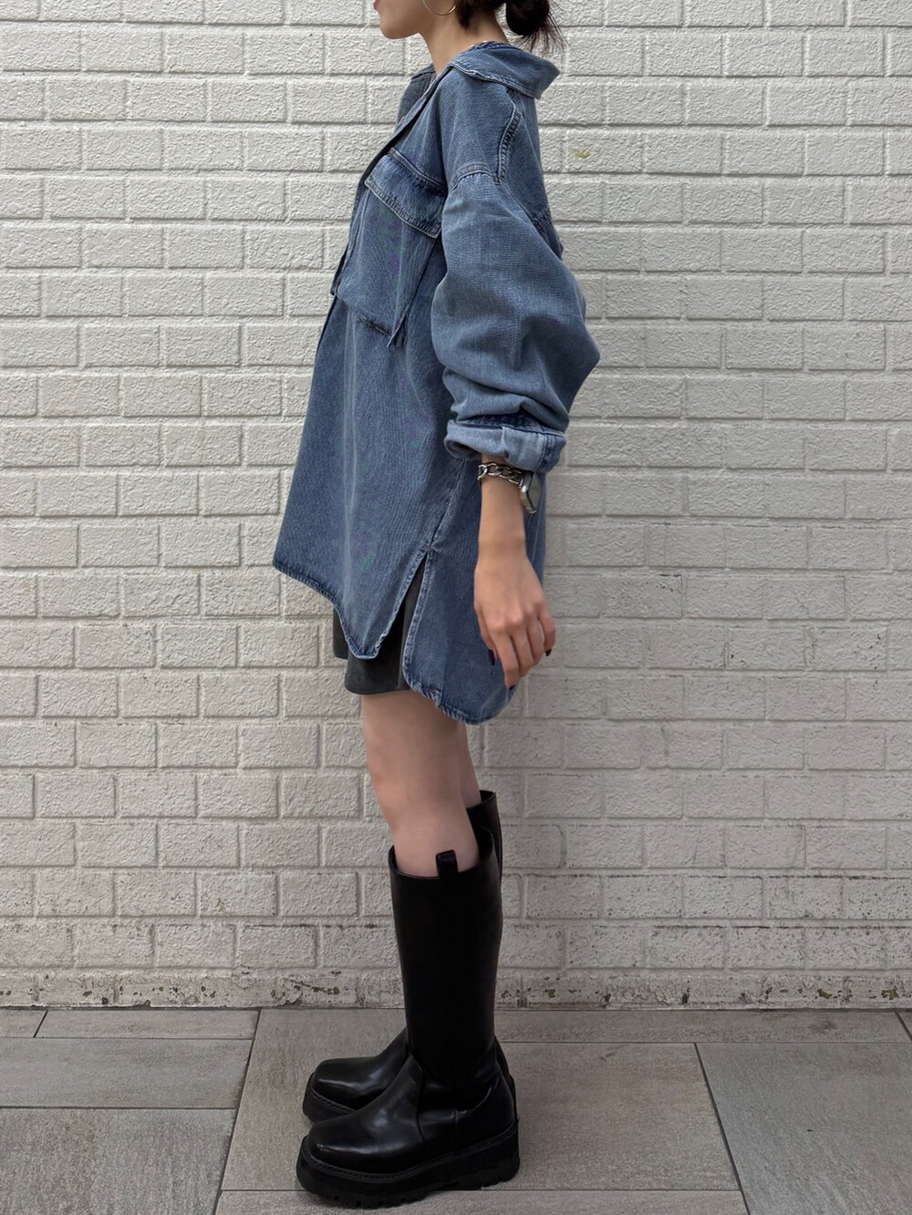 ブルー系のシャツ/ブラウス、グレー系のスカートを着用したレディースの秋コーディネートの3枚目の写真