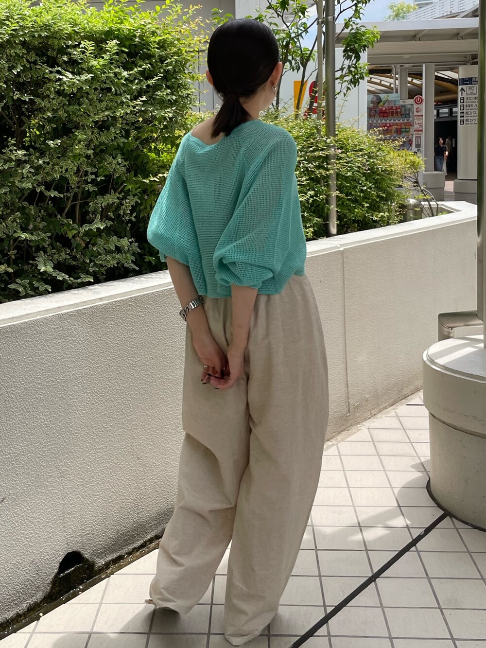 グレー系のキャミソール、ホワイト系のその他パンツ、ブラック系のサンダルを着用したレディースの夏コーディネートの5枚目の写真