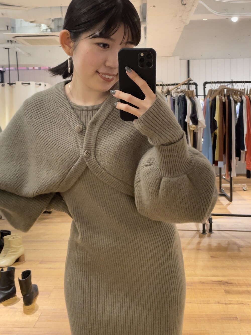 グレー系のワンピースを着用したレディースの秋コーディネートの3枚目の写真