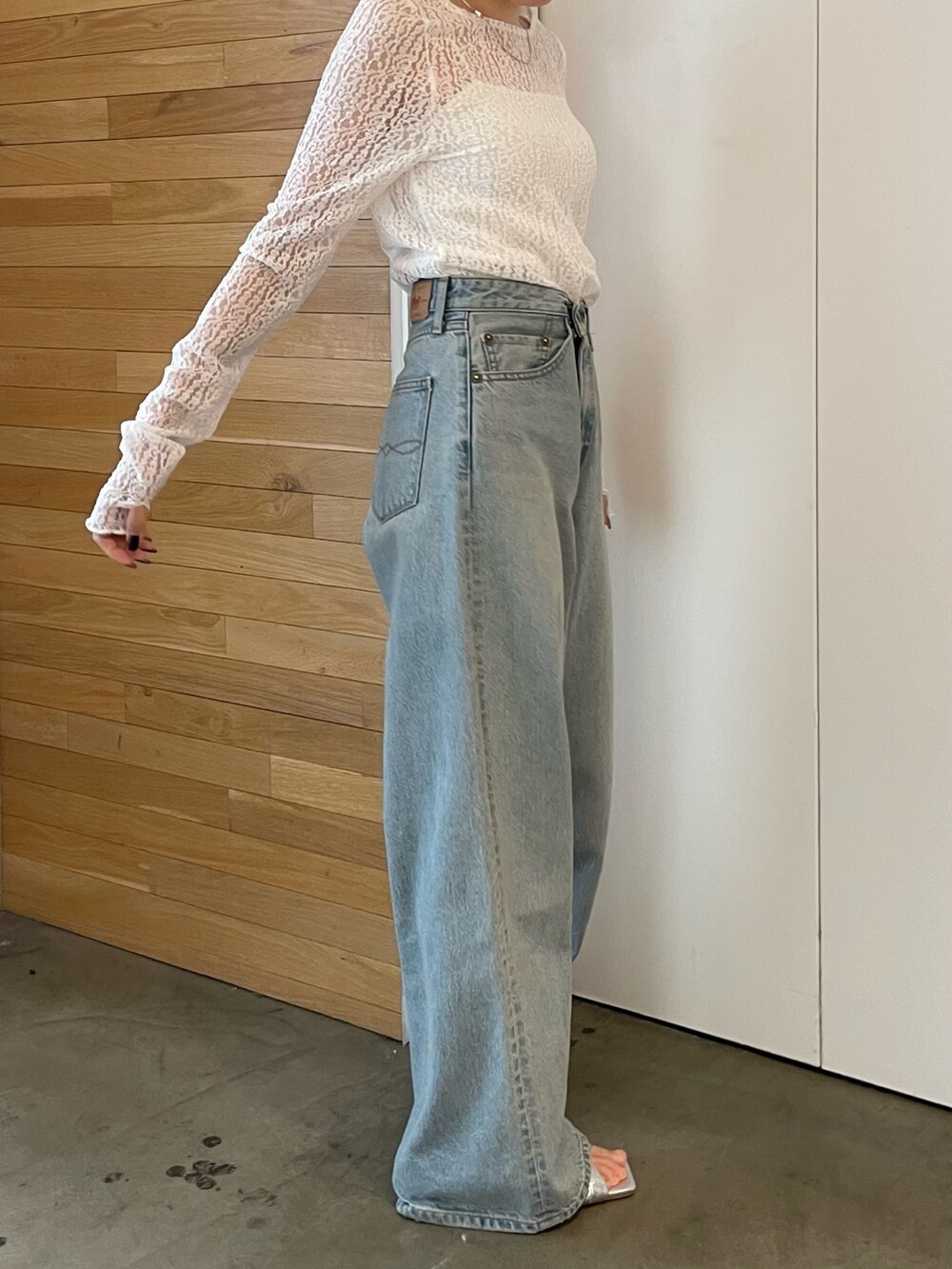 ブルー系のデニムパンツ、ホワイト系のTシャツ/カットソーを着用したレディースの冬コーディネートの5枚目の写真