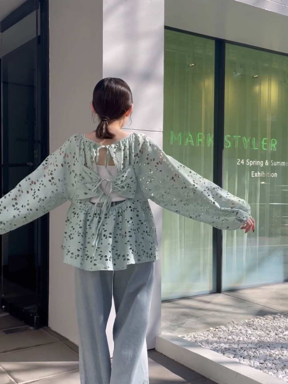 ブルー系のデニムパンツ、グリーン系のシャツ/ブラウスを着用したレディースの冬コーディネートの3枚目の写真