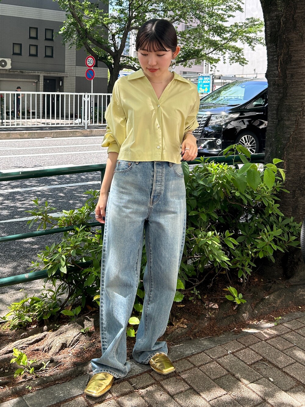 「シャツスタイル、デニム、デニムパンツ、シャツ、きれいめカジュアル」｜「Ungridの2Wayデザインシャツ（シャツ/ブラウス、グリーン系）」を使った、多田詩音さん（レディース・152cm）の夏コーディネートの2枚目の写真