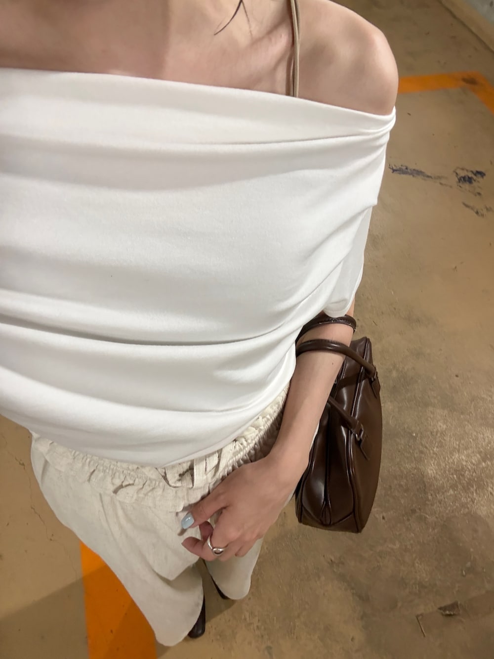 ホワイト系のその他パンツ、ホワイト系のTシャツ/カットソー、ブラウン系のハンドバッグを着用したレディースの夏コーディネートの8枚目の写真