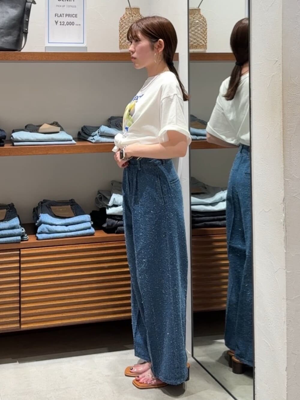 その他のサンダル、ブルー系のデニムパンツ、ホワイト系のTシャツ/カットソーを着用したレディースの春コーディネートの2枚目の写真