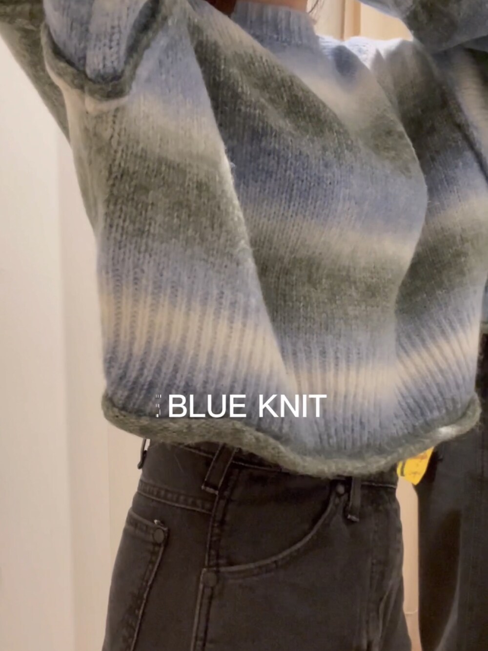 ブラック系のデニムパンツ、ブルー系のニット/セーターを着用したレディースの秋コーディネートの5枚目の写真