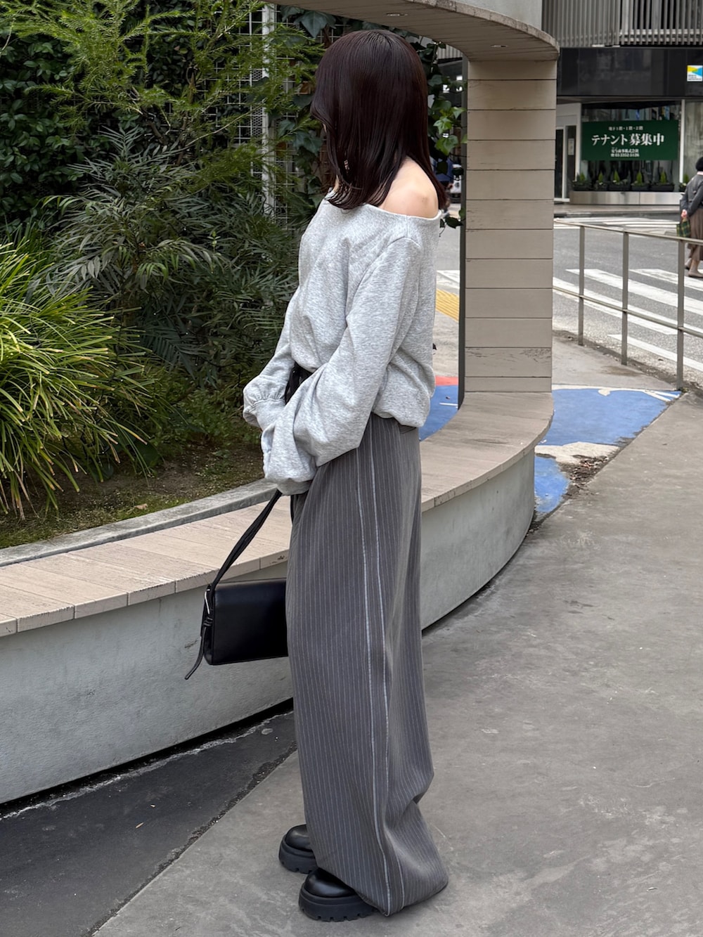 グレー系のTシャツ/カットソー、ブラック系のハンドバッグ、グレー系のその他パンツを着用したレディースの冬コーディネートの5枚目の写真