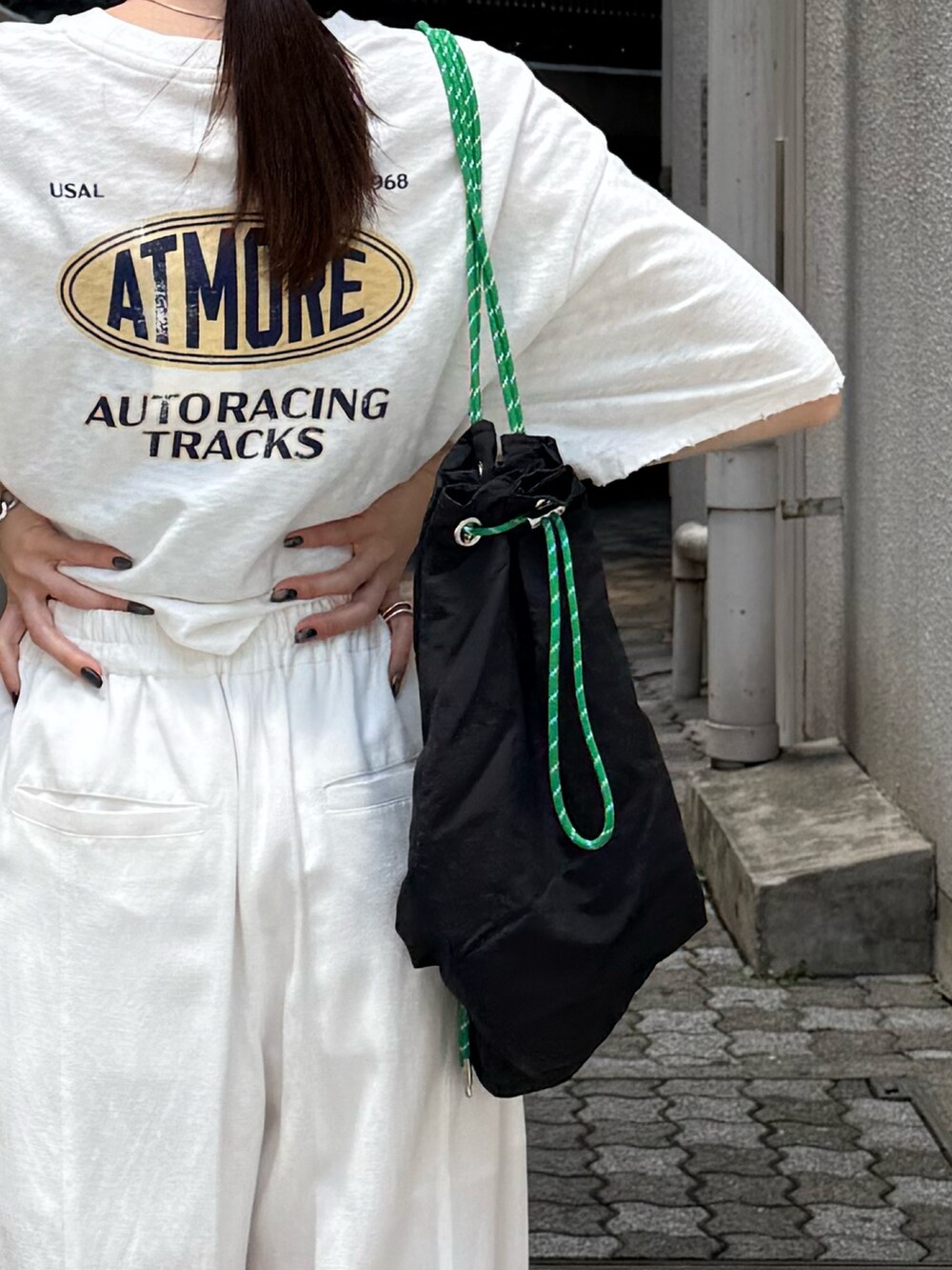 ホワイト系のその他パンツ、ブラック系のバックパック/リュック、ホワイト系のTシャツ/カットソーを着用したレディースの夏コーディネートの8枚目の写真