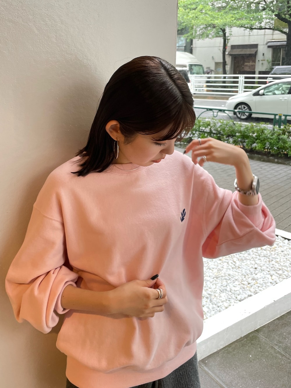 ピンク系のスウェット、グレー系のその他パンツを着用したレディースの秋コーディネートの3枚目の写真