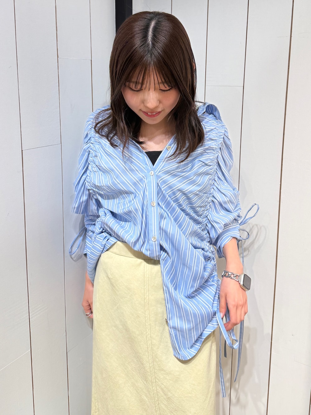 イエロー系のスカート、イエロー系のサンダル、ブルー系のシャツ/ブラウスを着用したレディースの春コーディネートの5枚目の写真