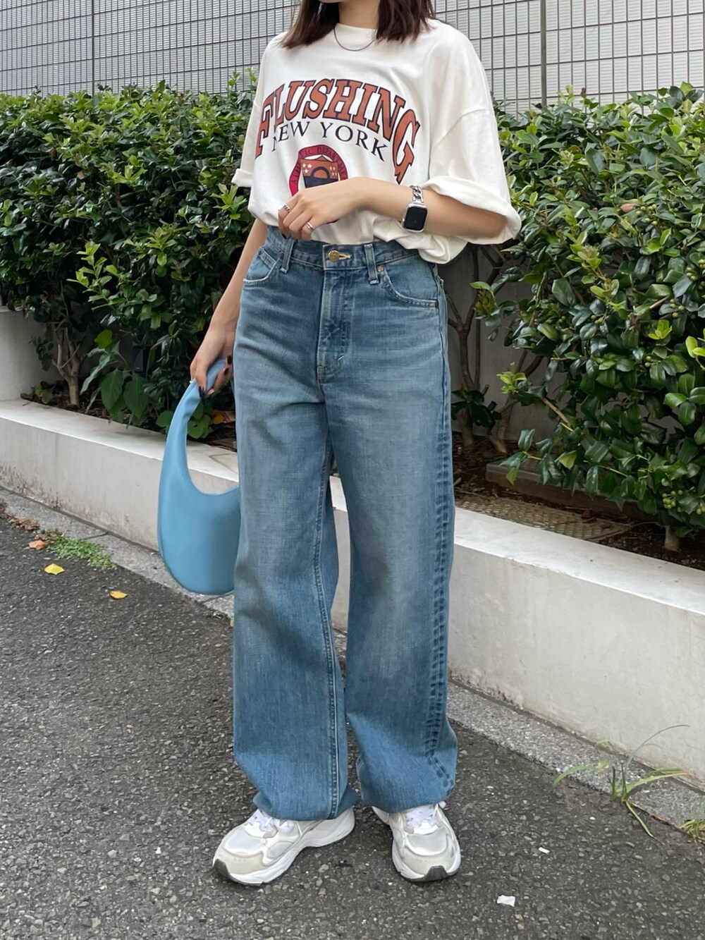 ホワイト系のTシャツ/カットソー、ブルー系のハンドバッグ、ブルー系のデニムパンツを着用したレディースの夏コーディネートの4枚目の写真