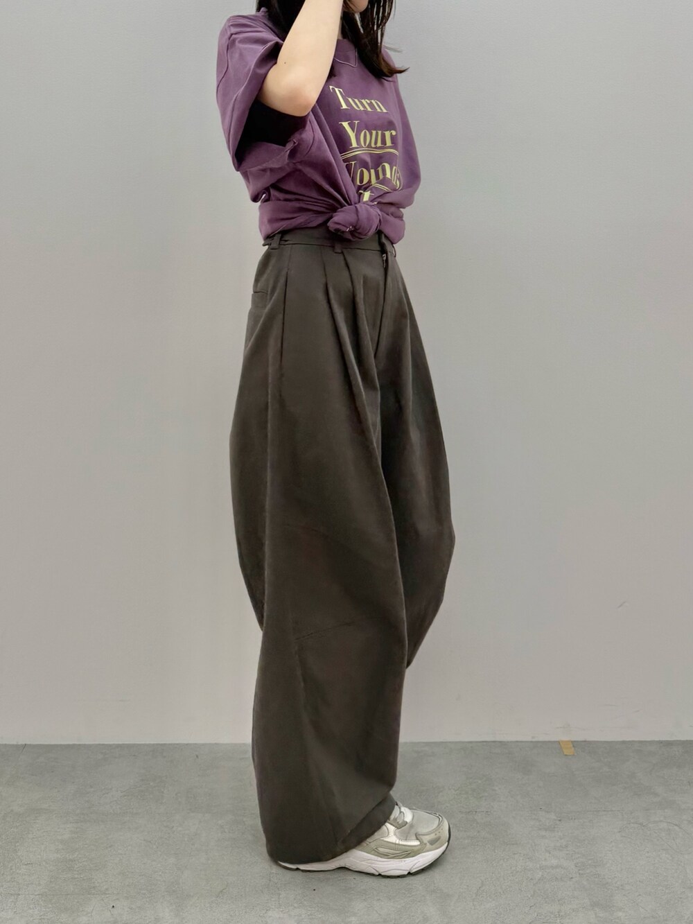 グレー系のチノパンツ、パープル系のTシャツ/カットソーを着用したレディースの春コーディネートの6枚目の写真