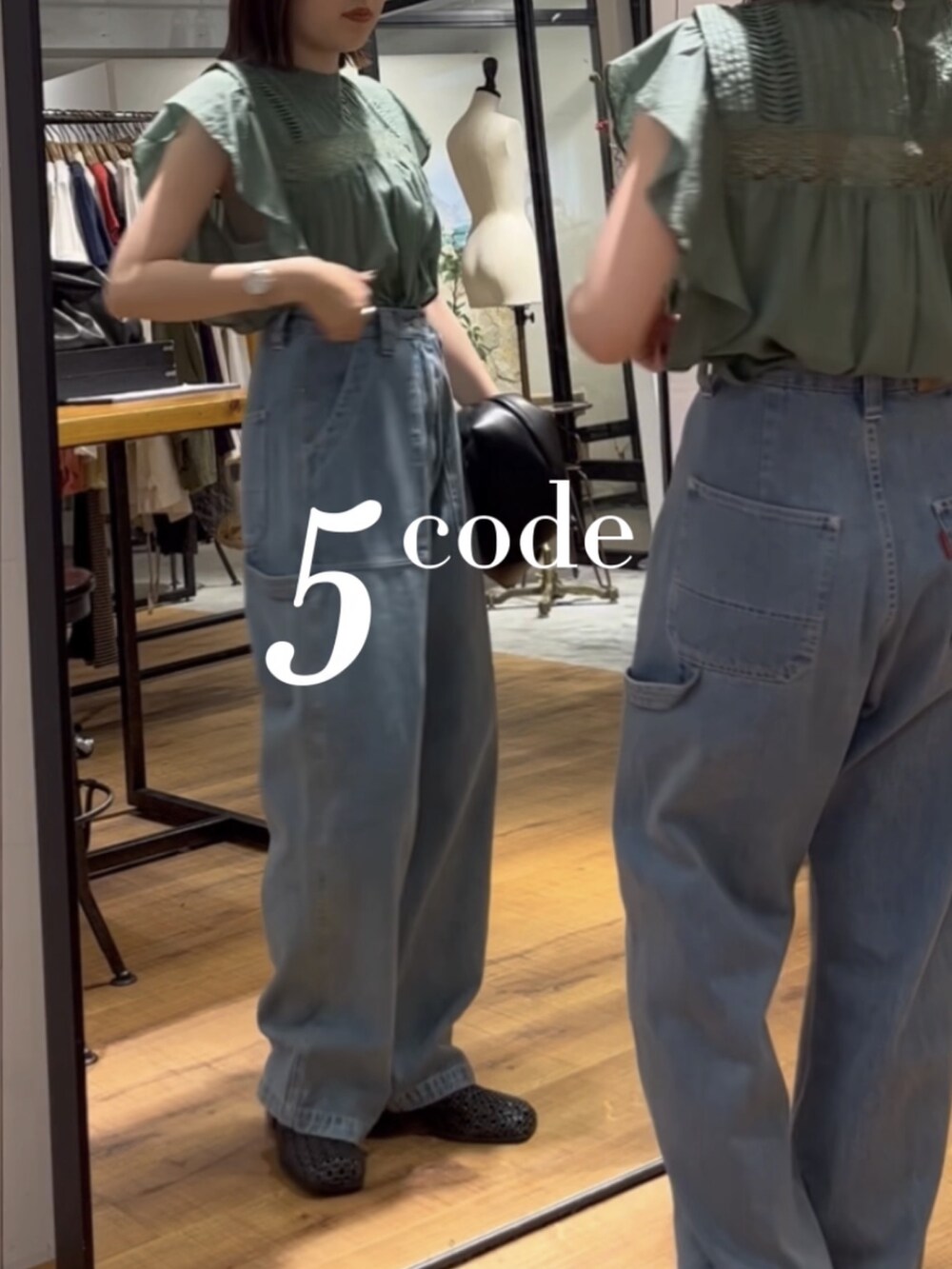 ブルー系のデニムパンツ、ブラック系のサンダル、ブラック系のハンドバッグを着用したレディースの夏コーディネートの3枚目の写真