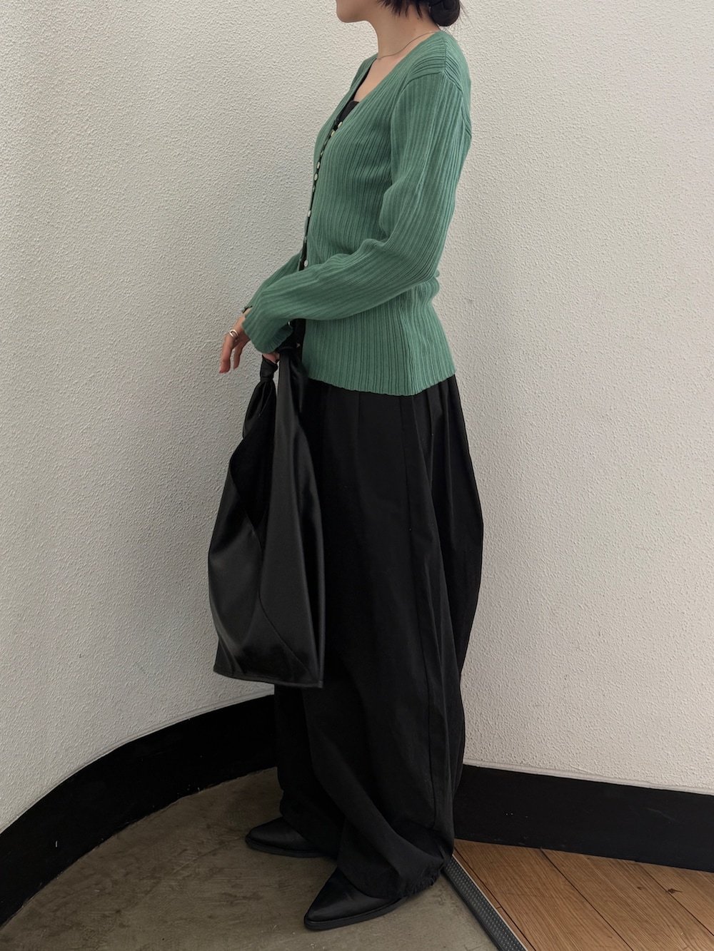 ブラック系のその他パンツ、ブラック系のハンドバッグ、ブラック系のブーツを着用したレディースの春コーディネートの3枚目の写真