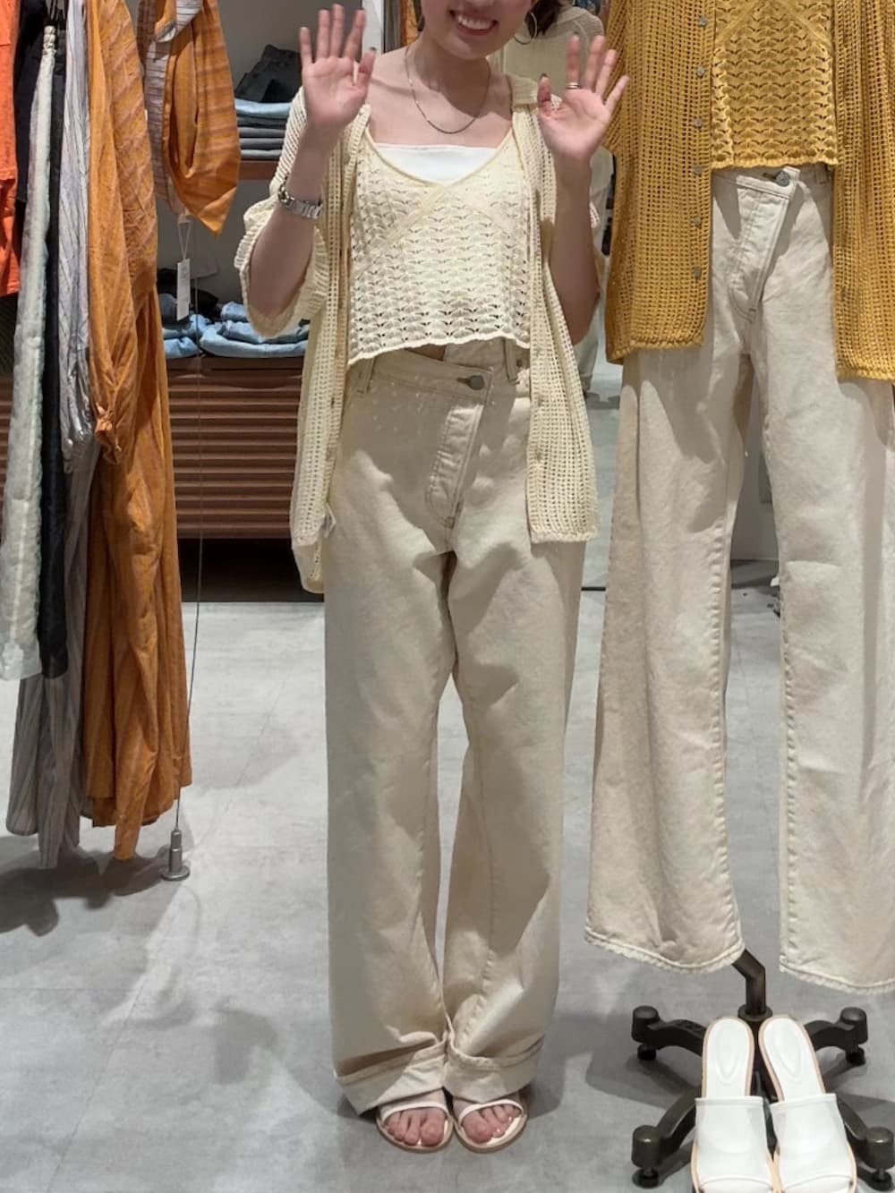 「デニム、デニムパンツ、デニムコーデ、カーデ、カーディガン、カーディガンコーデ、ホワイトコーデ、ホワイトデニム」｜「Ungridの【ルミネ・RC限定】透かし編みキャミレイヤードニットカーデ（カーディガン/ボレロ、ホワイト系）」を使った、多田詩音さん（レディース・152cm）の春コーディネートの6枚目の写真